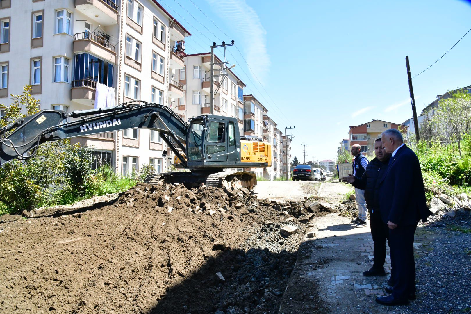 YENİ KÖY MAHALLESİNDE CADDELER SİL BAŞTAN YENİLENİYOR